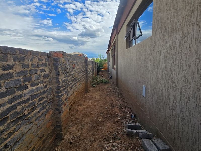 Newly Built Home in a Secure Estate – Finish It Your Way. - Photo 7