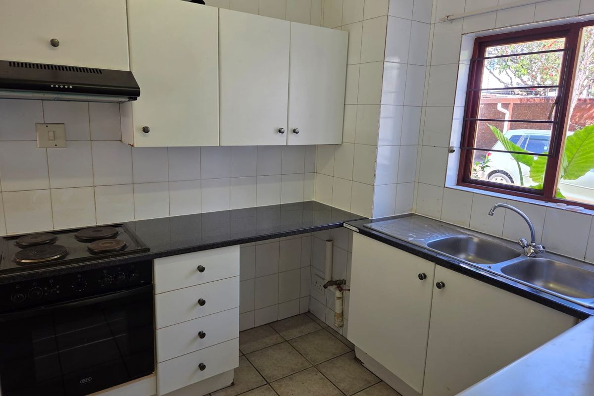 Discover comfortable and convenient living in this charming ground-floor apartment. - Photo 5