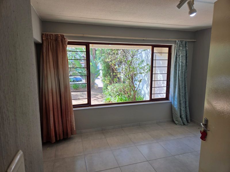 Discover comfortable and convenient living in this charming ground-floor apartment. - Photo 10