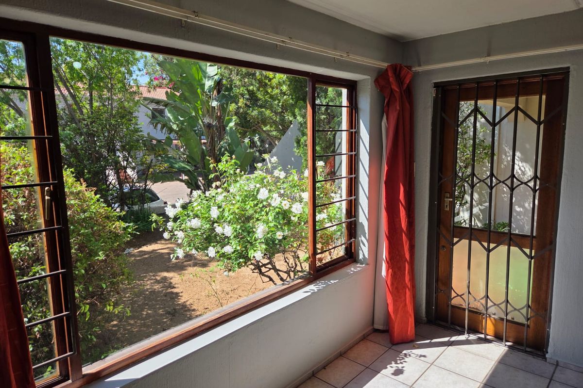 Discover comfortable and convenient living in this charming ground-floor apartment. - Photo 4