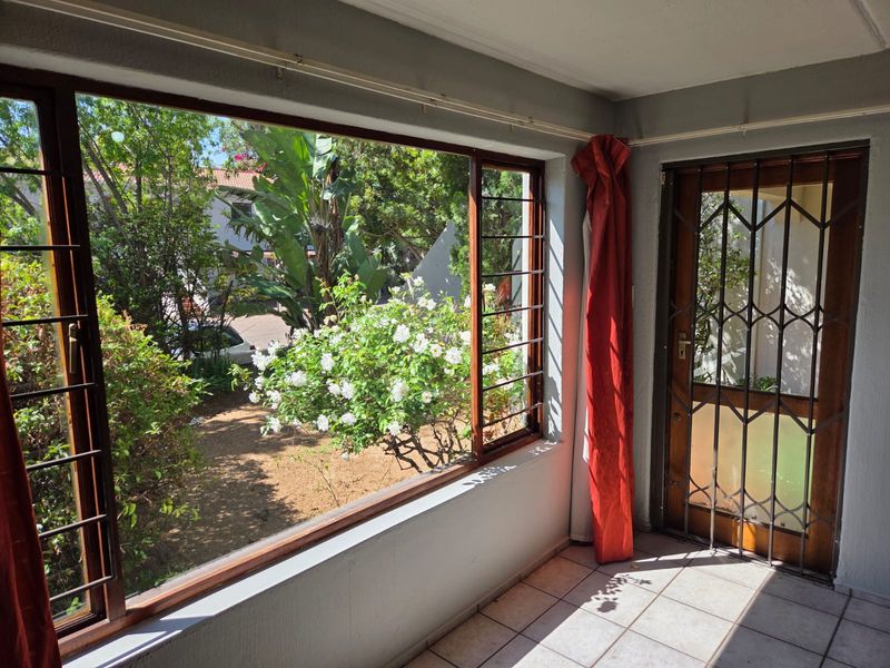 Discover comfortable and convenient living in this charming ground-floor apartment. - Photo 4