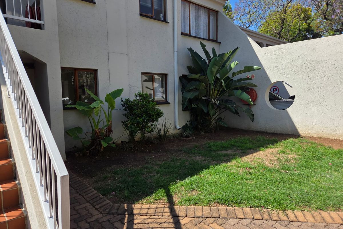 Discover comfortable and convenient living in this charming ground-floor apartment. - Photo 2