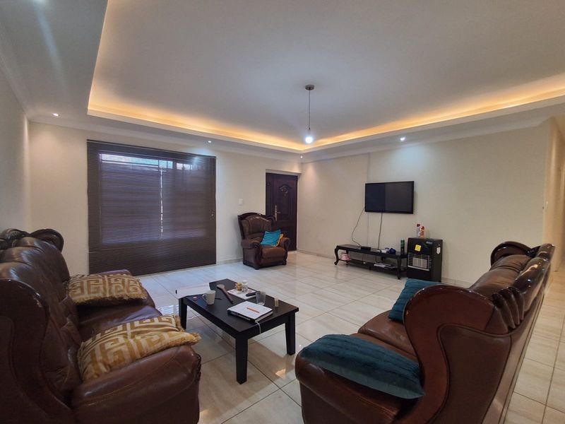 Spacious 4-Bedroom Family Home – - Photo 7