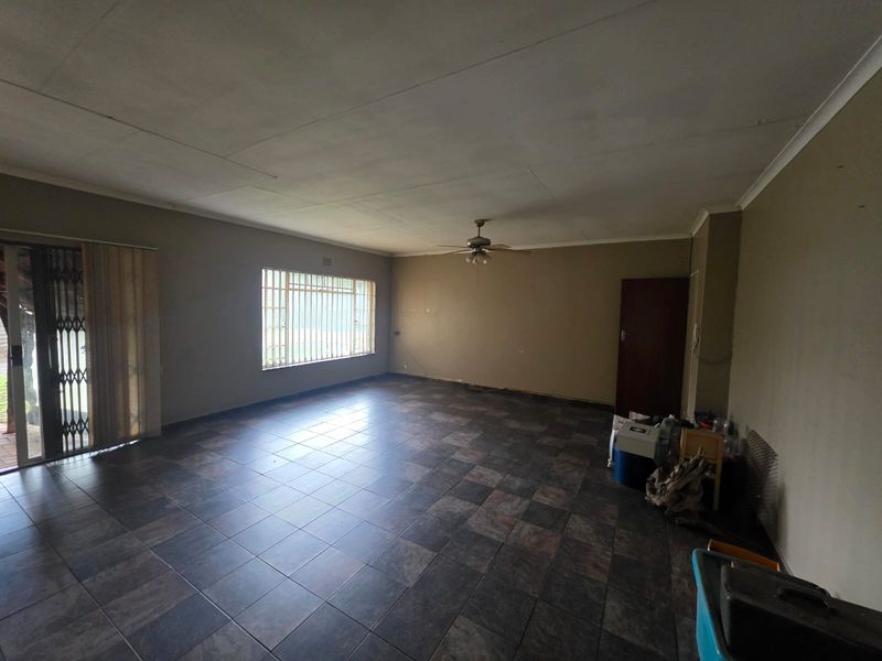 BARGAIN OF THE WEEK – BEAUTIFUL HOUSE FOR SALE IN VAALPARK - Photo 2