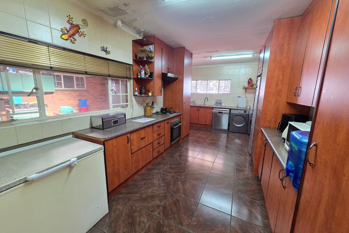 BARGAIN OF THE WEEK – BEAUTIFUL HOUSE FOR SALE IN VAALPARK - Photo 4