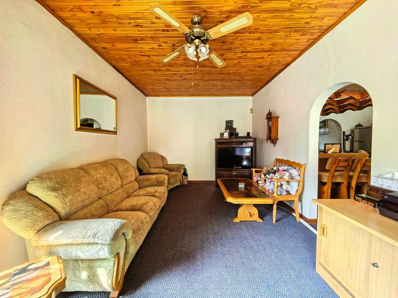 Neat family house for sale in Sasolburg in a prime area, walking distance to schools and shopping ce - Photo 8