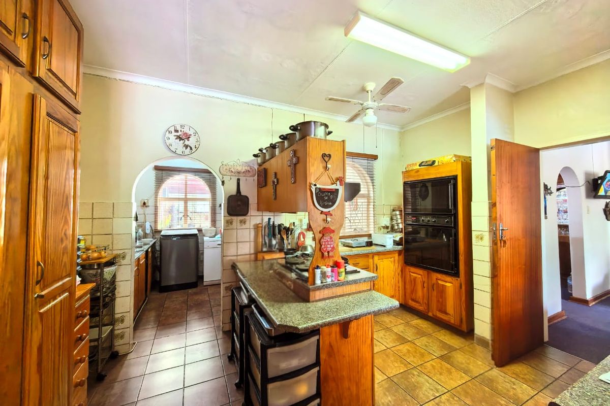 Neat family house for sale in Sasolburg in a prime area, walking distance to schools and shopping ce - Photo 2