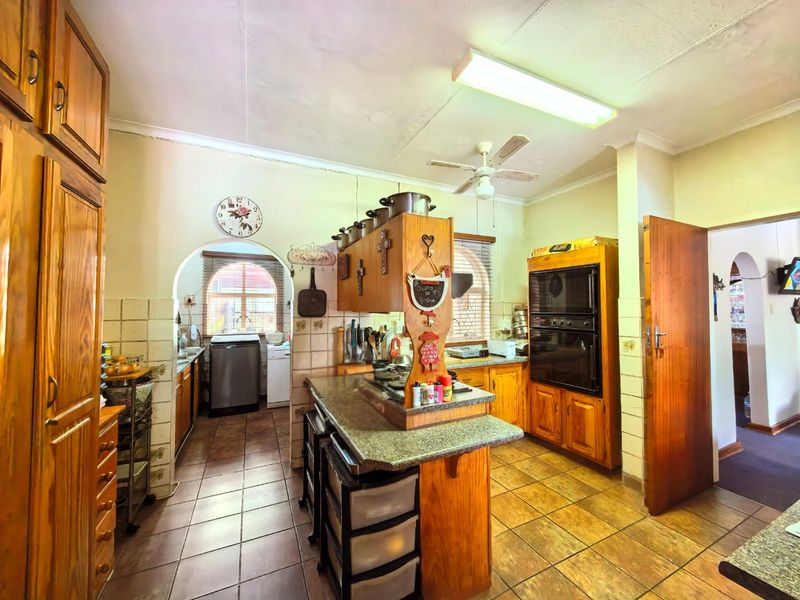 Neat family house for sale in Sasolburg in a prime area, walking distance to schools and shopping ce - Photo 2