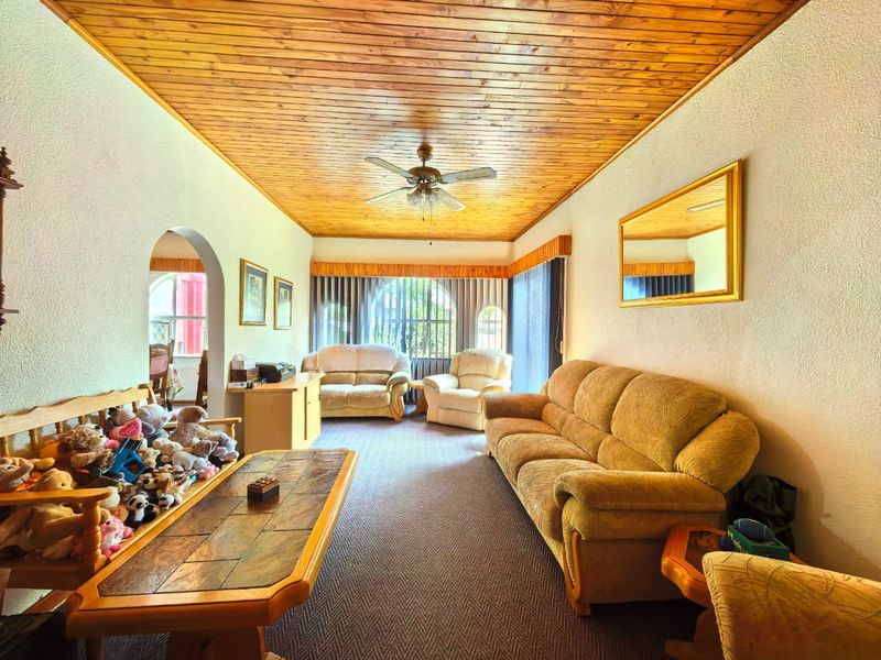 Neat family house for sale in Sasolburg in a prime area, walking distance to schools and shopping ce - Photo 6