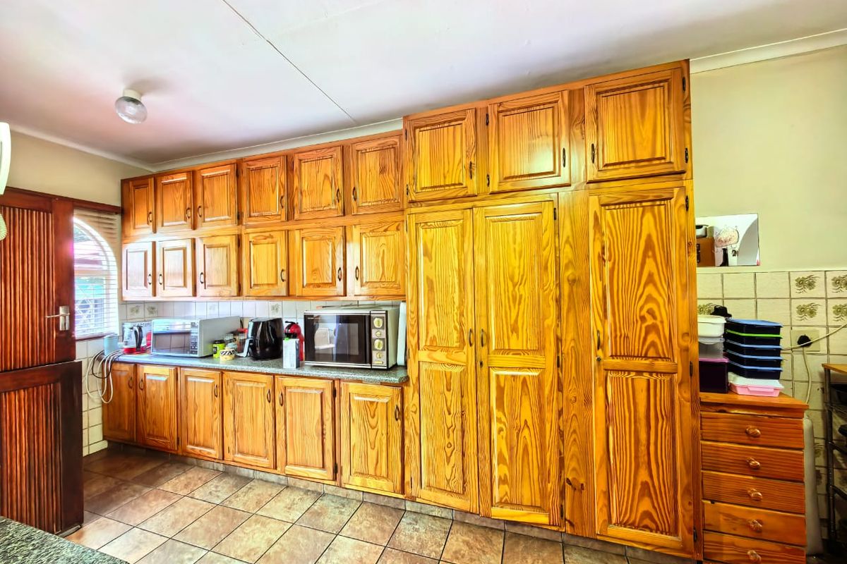 Neat family house for sale in Sasolburg in a prime area, walking distance to schools and shopping ce - Photo 3