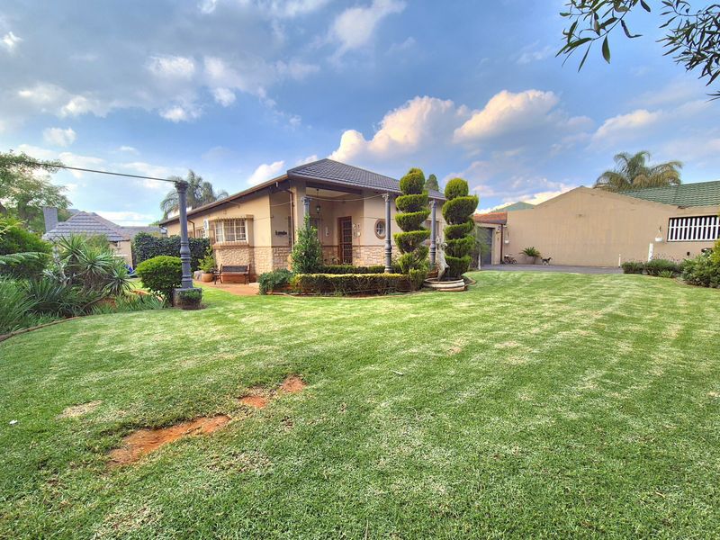 Stunning Entertainer's Dream In The Heart Of Dalview! - Photo 4