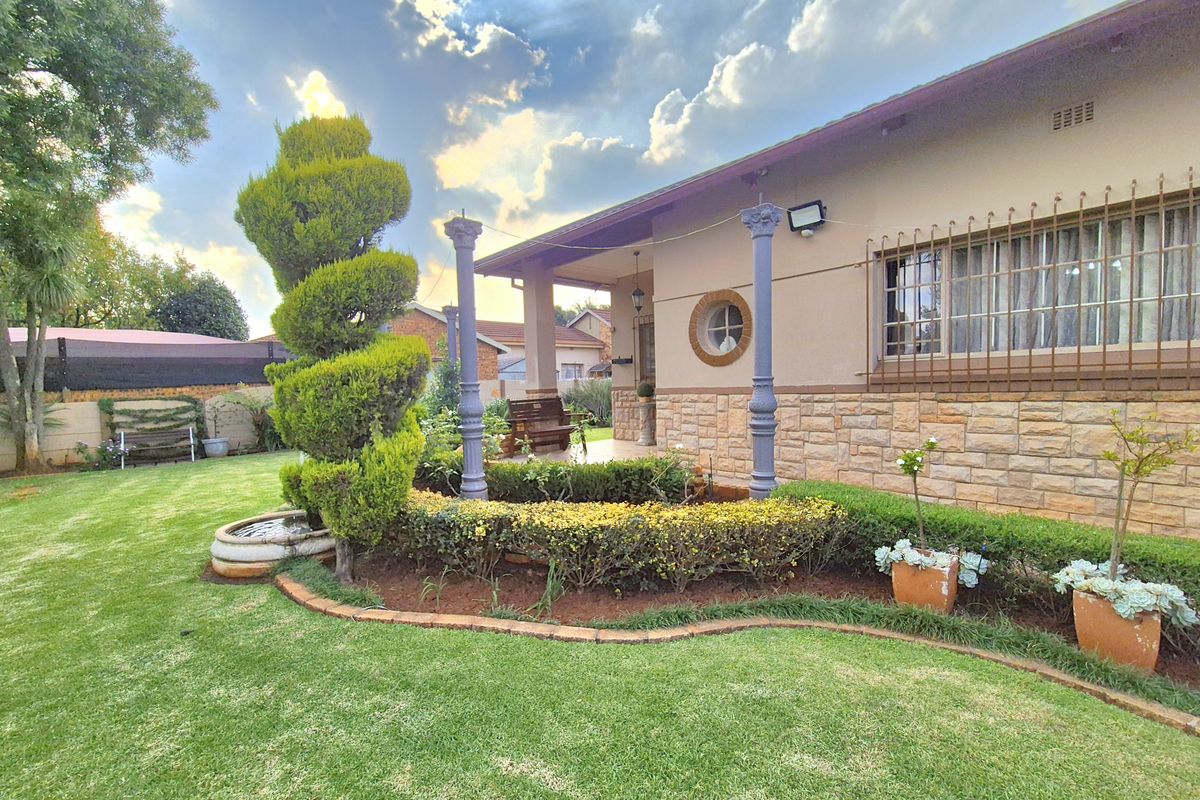 Stunning Entertainer's Dream In The Heart Of Dalview! - Photo 2