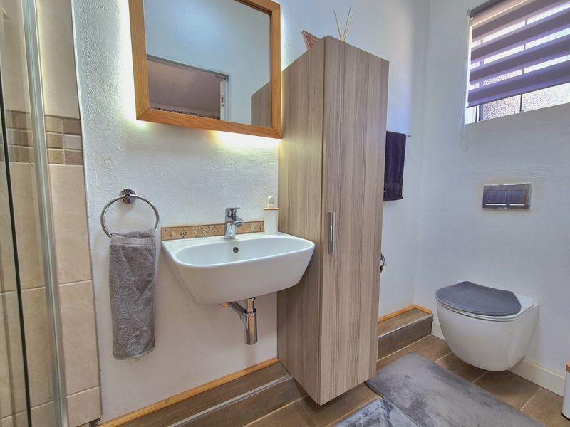 STUNNING HOUSE + POOL + FLAT = YOUR DREAM HOME! - Photo 10