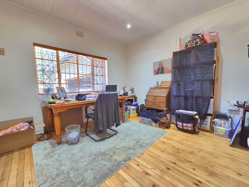 STUNNING HOUSE + POOL + FLAT = YOUR DREAM HOME! - Photo 8