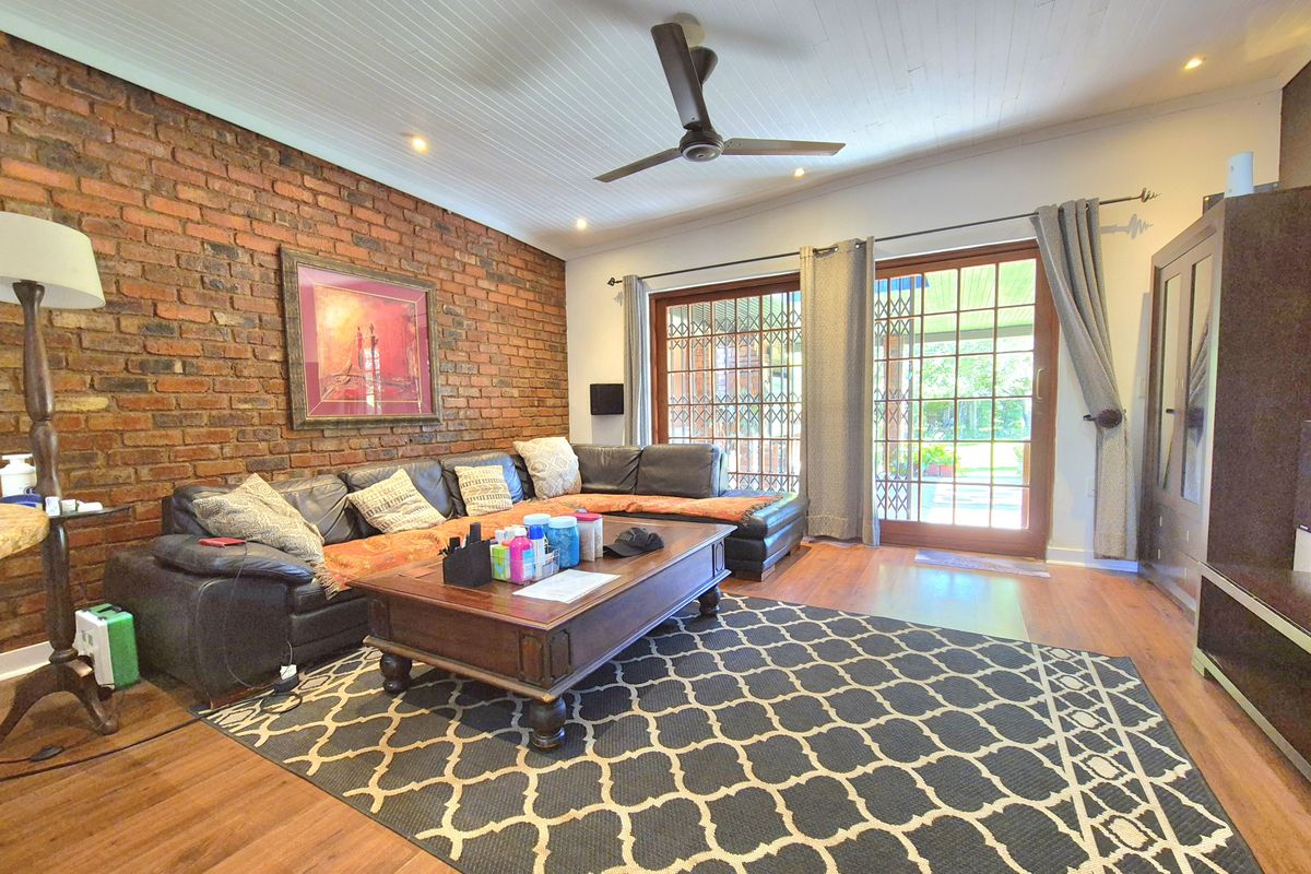 STUNNING HOUSE + POOL + FLAT = YOUR DREAM HOME! - Photo 2