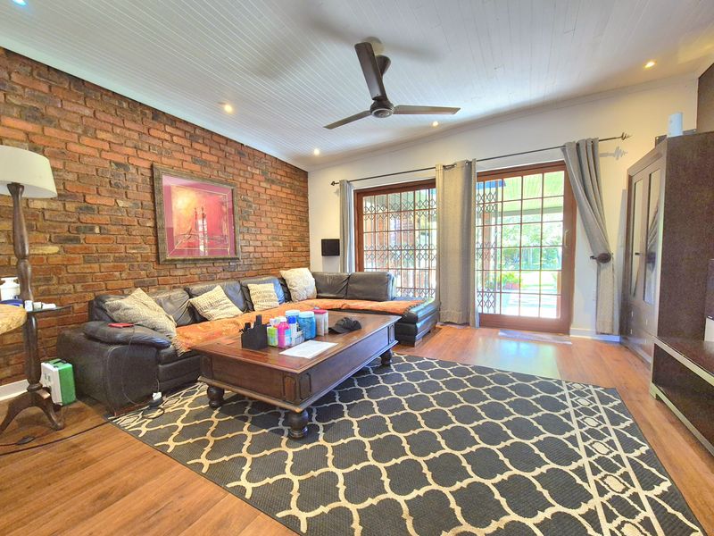 STUNNING HOUSE + POOL + FLAT = YOUR DREAM HOME! - Photo 2