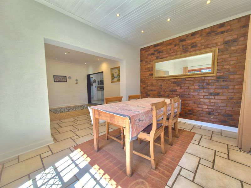 STUNNING HOUSE + POOL + FLAT = YOUR DREAM HOME! - Photo 7