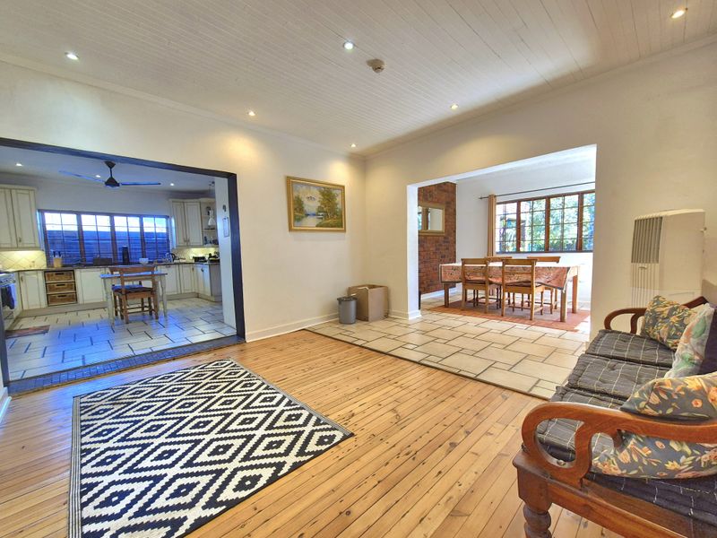 STUNNING HOUSE + POOL + FLAT = YOUR DREAM HOME! - Photo 6