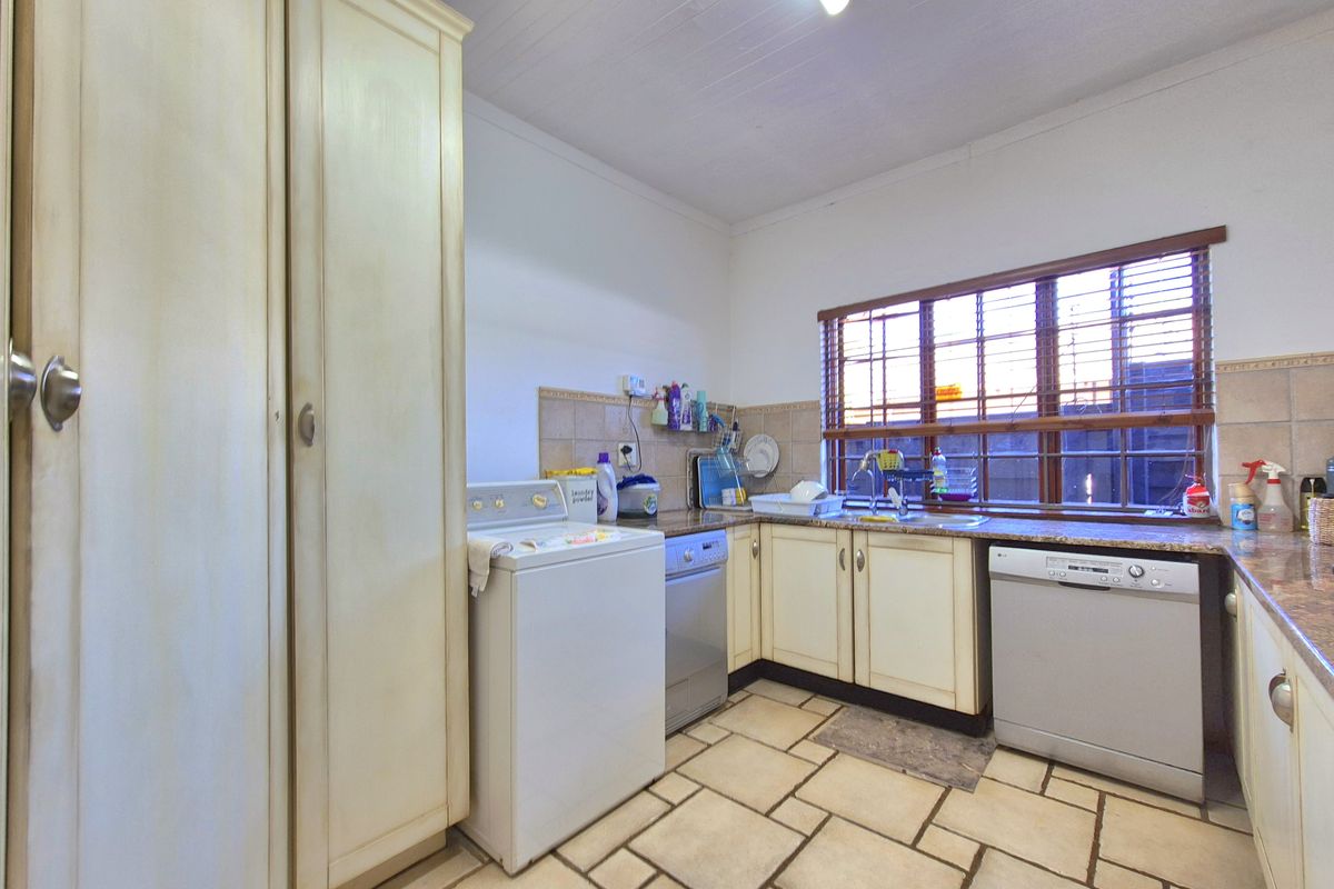 STUNNING HOUSE + POOL + FLAT = YOUR DREAM HOME! - Photo 5