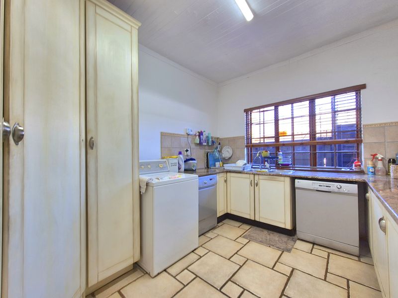 STUNNING HOUSE + POOL + FLAT = YOUR DREAM HOME! - Photo 5