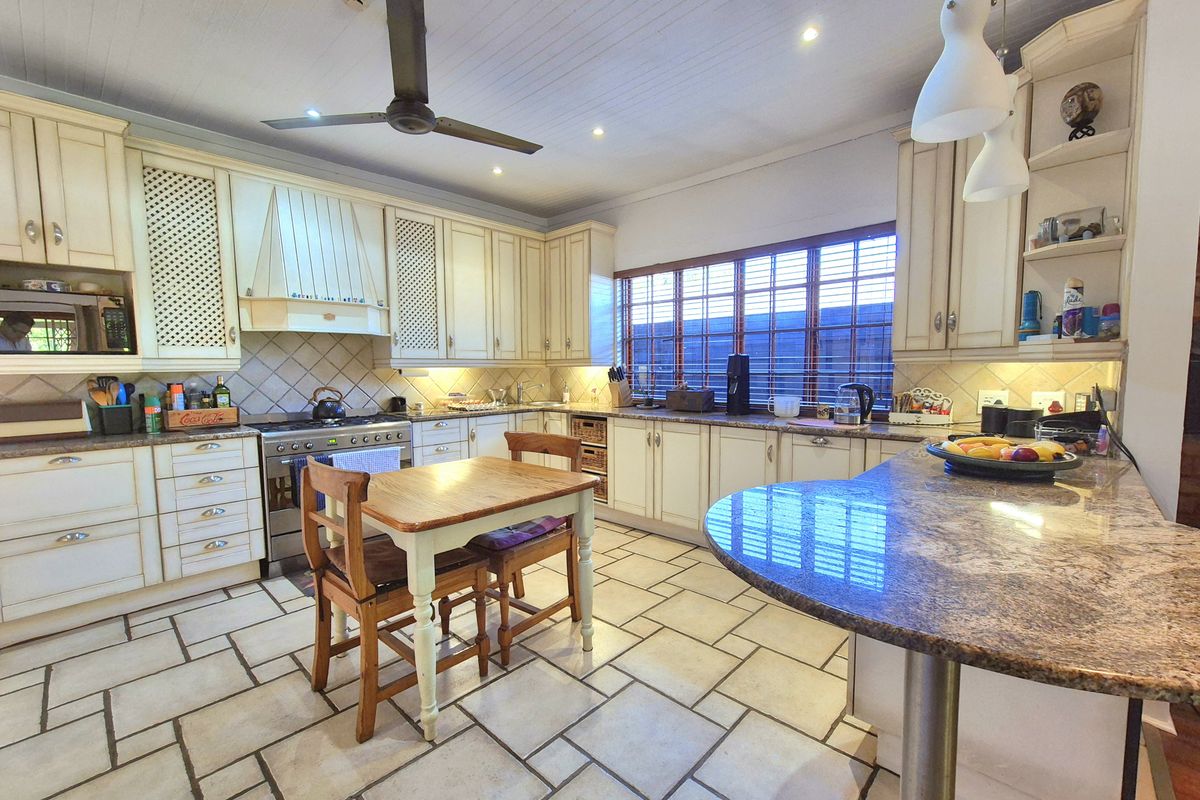 STUNNING HOUSE + POOL + FLAT = YOUR DREAM HOME! - Photo 4