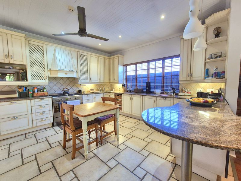 STUNNING HOUSE + POOL + FLAT = YOUR DREAM HOME! - Photo 4