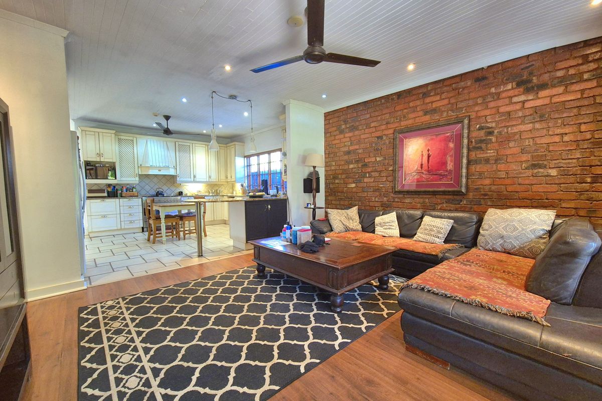 STUNNING HOUSE + POOL + FLAT = YOUR DREAM HOME! - Photo 3