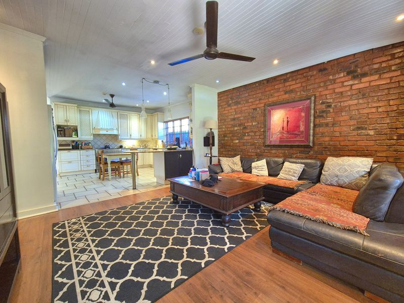 STUNNING HOUSE + POOL + FLAT = YOUR DREAM HOME! - Photo 3