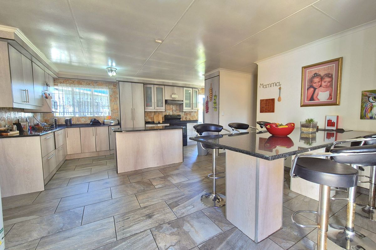 Stunning Oasis For Sale In Sherwood Gardens! - Photo 2