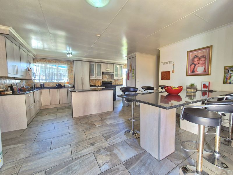 Stunning Oasis For Sale In Sherwood Gardens! - Photo 2