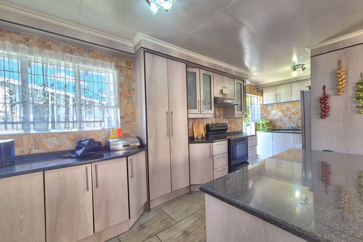 Stunning Oasis For Sale In Sherwood Gardens! - Photo 4