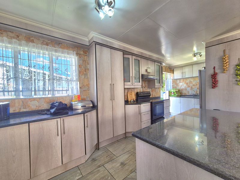 Stunning Oasis For Sale In Sherwood Gardens! - Photo 4