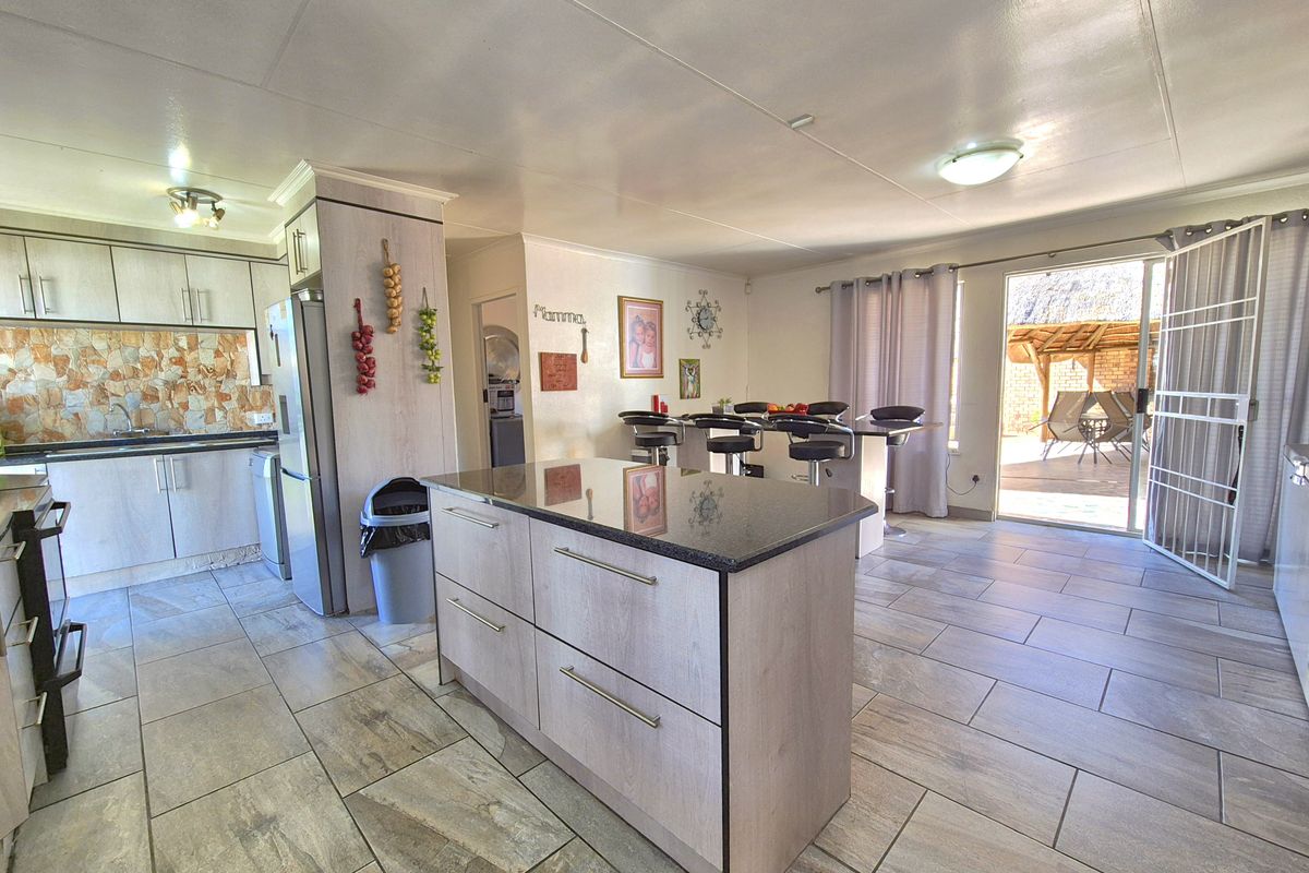 Stunning Oasis For Sale In Sherwood Gardens! - Photo 3