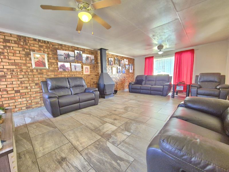 Stunning Oasis For Sale In Sherwood Gardens! - Photo 5