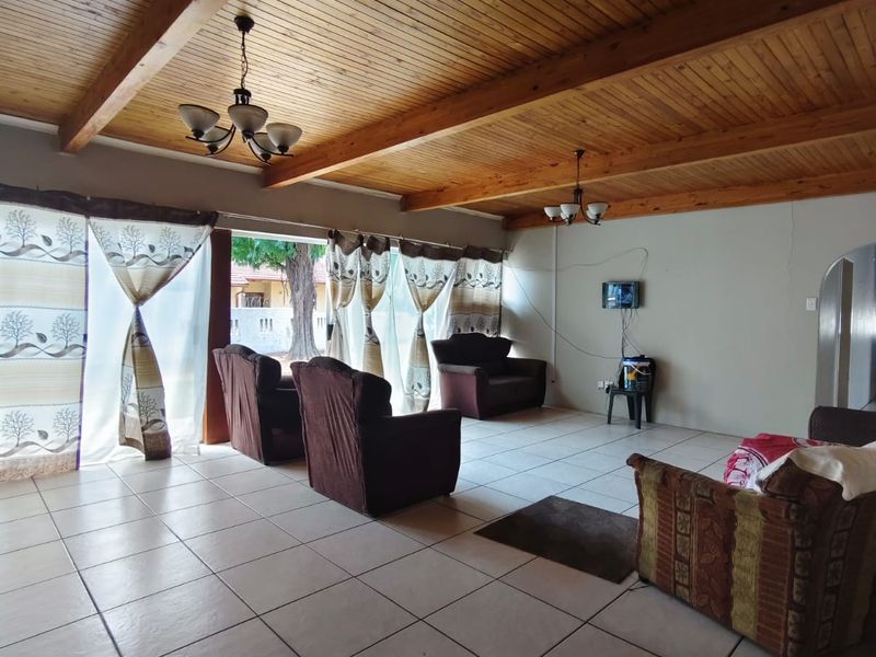 Investor’s Opportunity – Walking Distance to Flavius Mareka College! - Photo 7