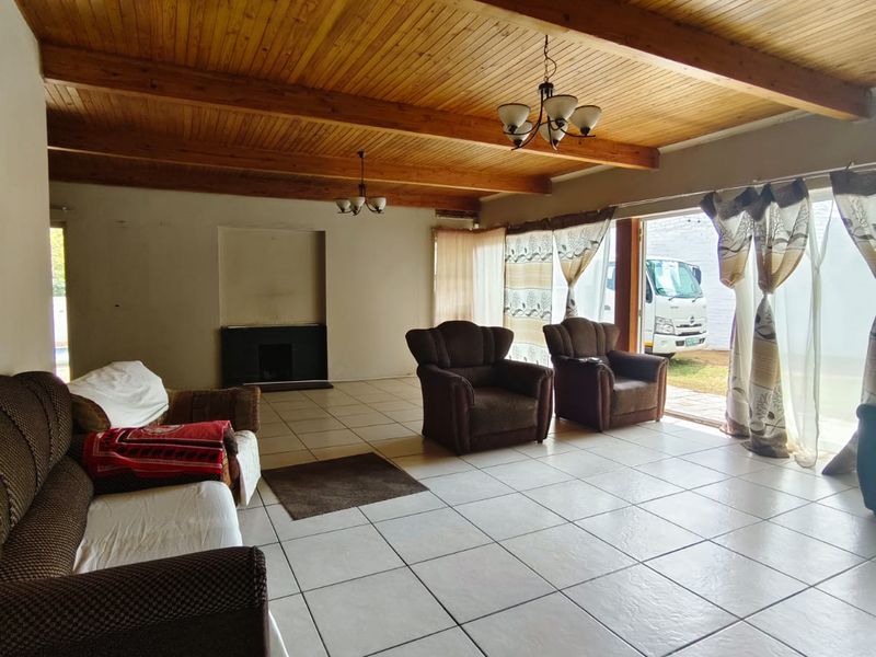 Investor’s Opportunity – Walking Distance to Flavius Mareka College! - Photo 5