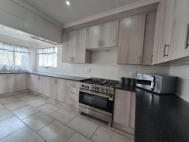 !DREAM PROPERTY ALERT! - Photo 7