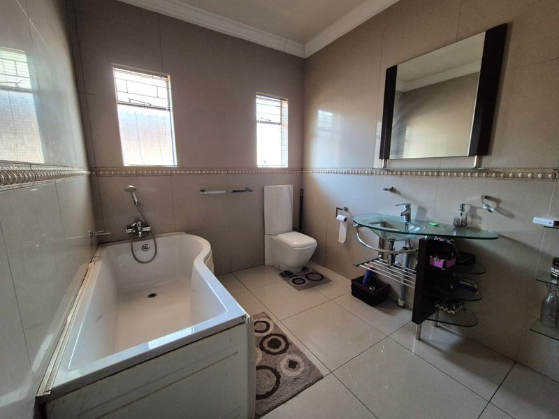 !LUXURY HOME FOR SALE! - Photo 9