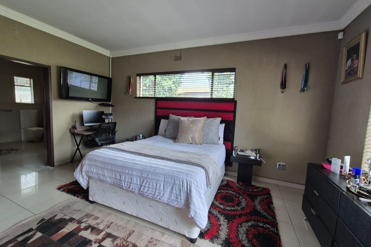 !LUXURY HOME FOR SALE! - Photo 5