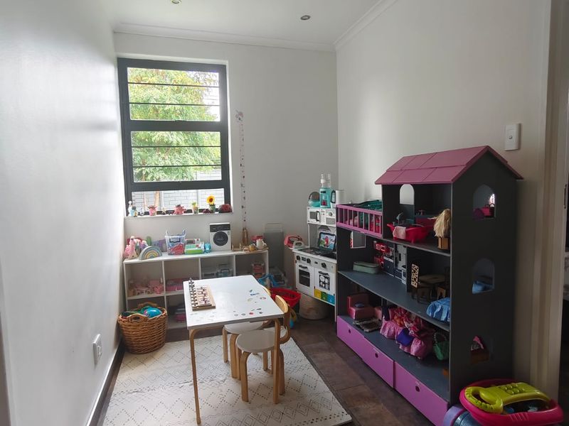 Very Modern Family Home – Unbelievable Bargain! - Photo 10