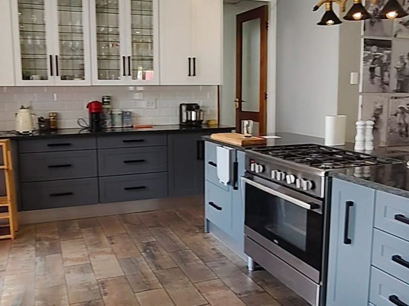 Very Modern Family Home – Unbelievable Bargain! - Photo 2