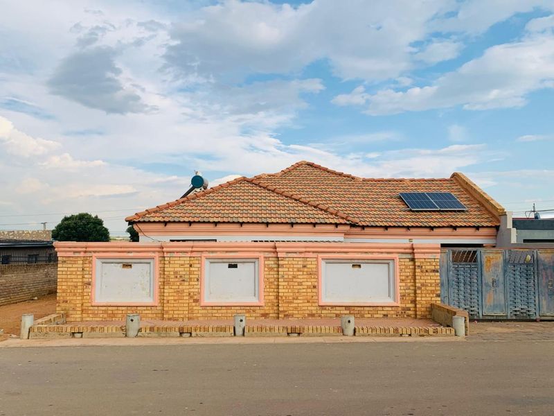 Spacious 3 Bedroom House to Rent in Lenasia Ext 2 | Secure Family Home with Garage & Solar Geyser - Photo 9