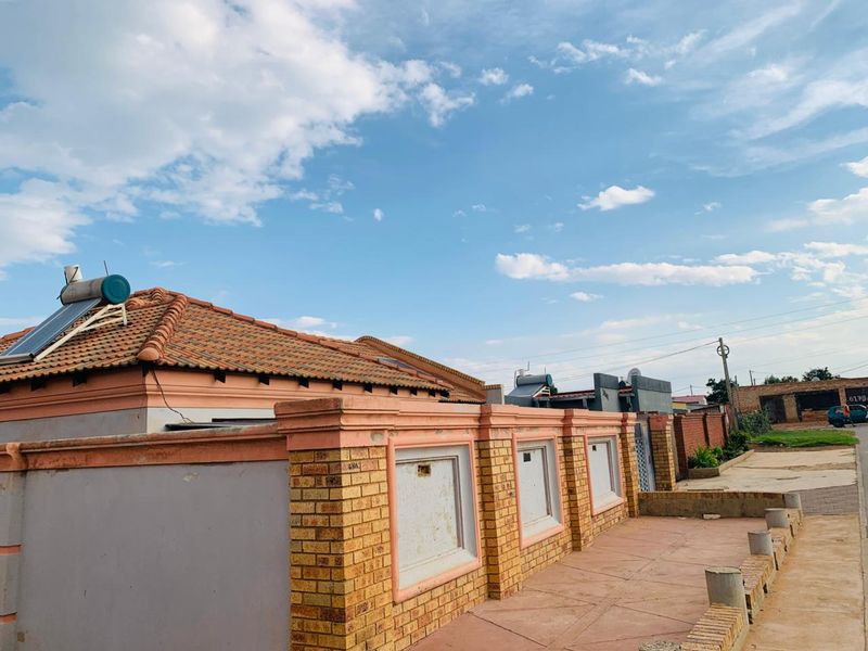 Spacious 3 Bedroom House to Rent in Lenasia Ext 2 | Secure Family Home with Garage & Solar Geyser - Photo 10