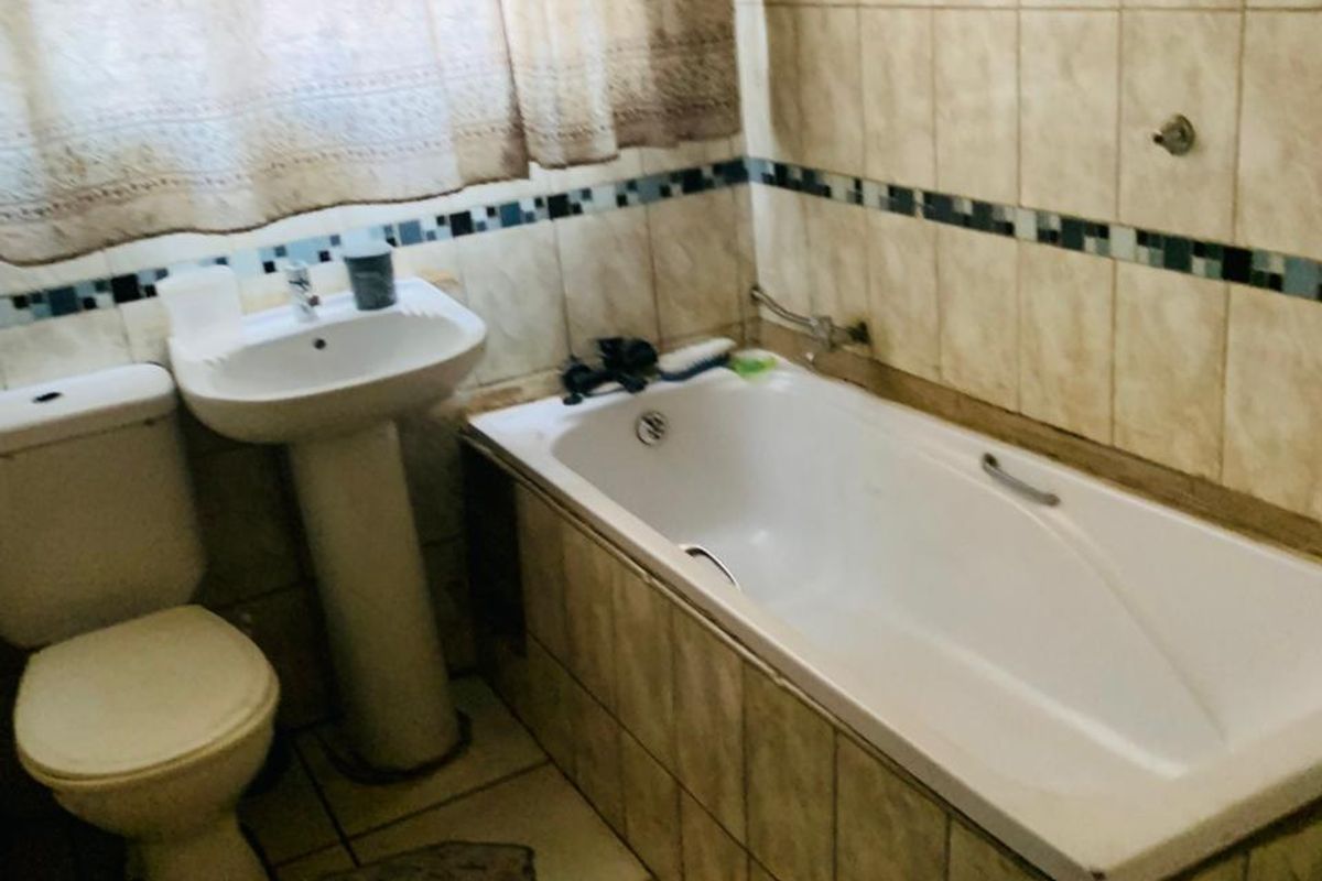 Spacious 3 Bedroom House to Rent in Lenasia Ext 2 | Secure Family Home with Garage & Solar Geyser - Photo 4