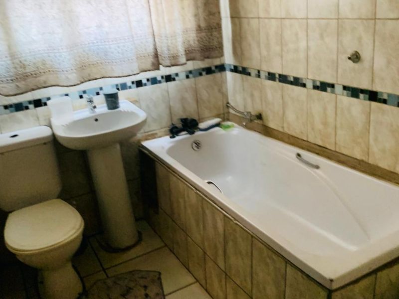 Spacious 3 Bedroom House to Rent in Lenasia Ext 2 | Secure Family Home with Garage & Solar Geyser - Photo 4