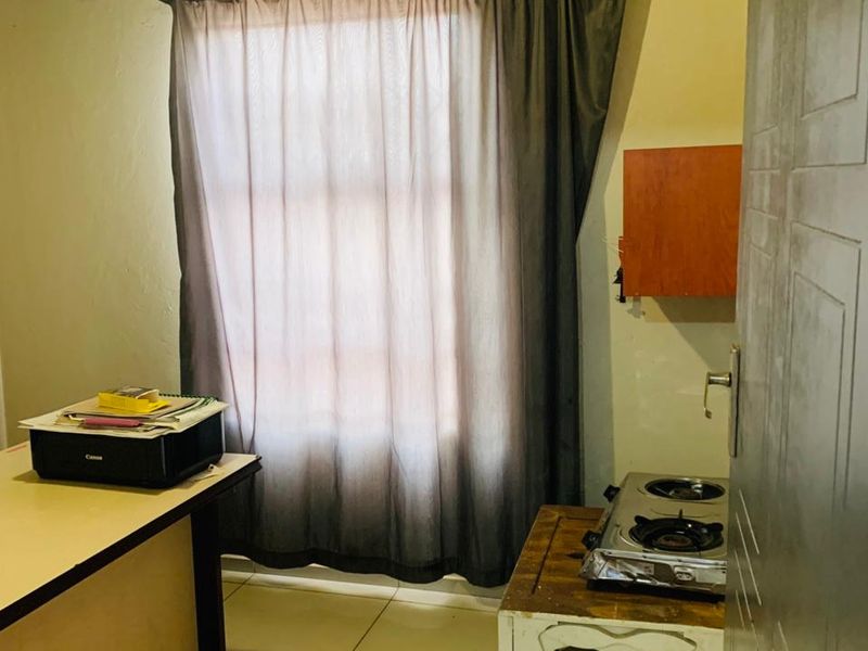 Spacious 3 Bedroom House to Rent in Lenasia Ext 2 | Secure Family Home with Garage & Solar Geyser - Photo 6