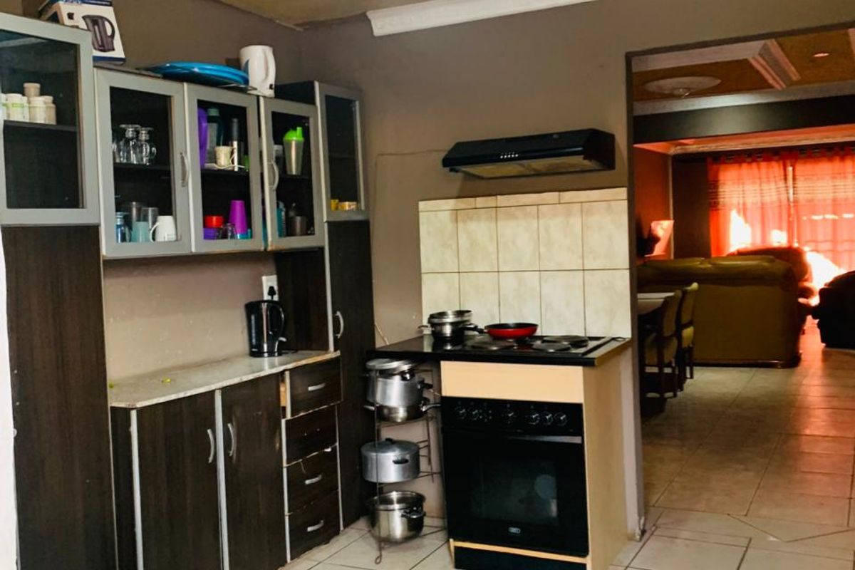 Spacious 3 Bedroom House to Rent in Lenasia Ext 2 | Secure Family Home with Garage & Solar Geyser - Photo 2