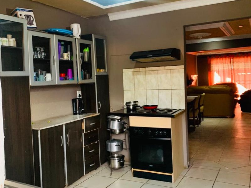 Spacious 3 Bedroom House to Rent in Lenasia Ext 2 | Secure Family Home with Garage & Solar Geyser - Photo 2