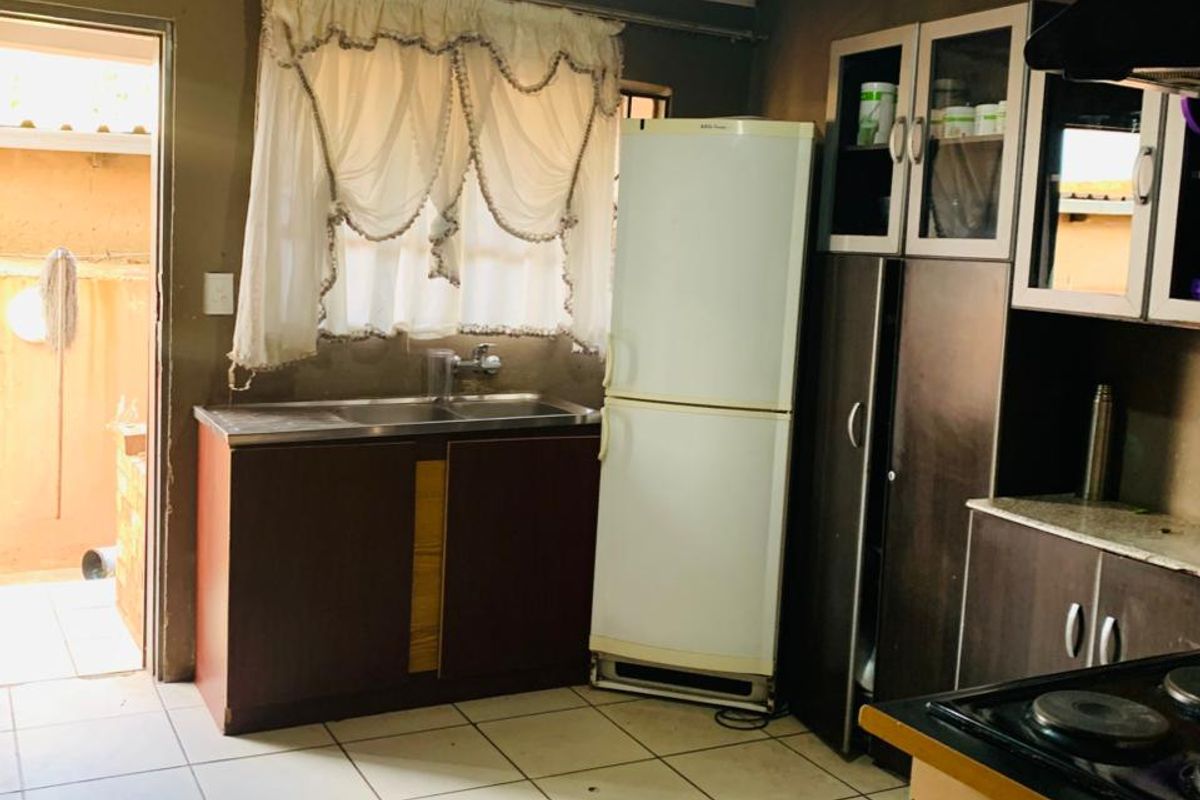 Spacious 3 Bedroom House to Rent in Lenasia Ext 2 | Secure Family Home with Garage & Solar Geyser - Photo 3