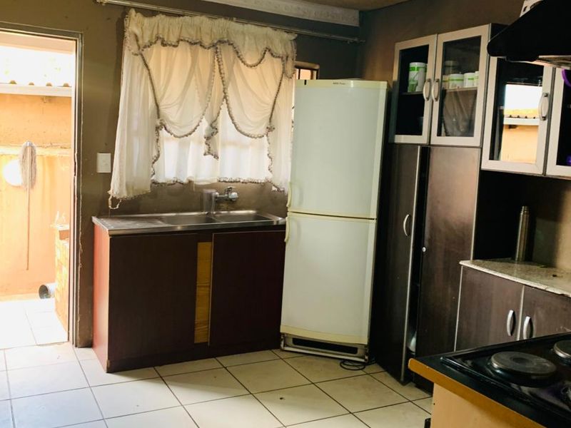 Spacious 3 Bedroom House to Rent in Lenasia Ext 2 | Secure Family Home with Garage & Solar Geyser - Photo 3